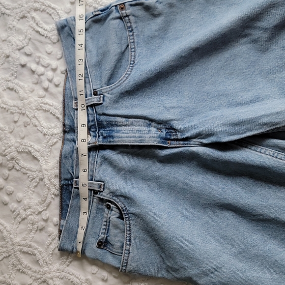 Vintage 550 Light Wash Levi Jeans - Picture 6 of 10